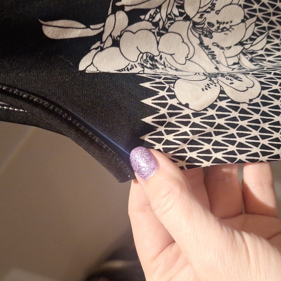 Sleeveless Blouse - Picture 3 of 4